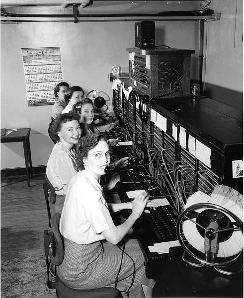 ../_images/491px-Telephone_operators%2C_1952.jpg