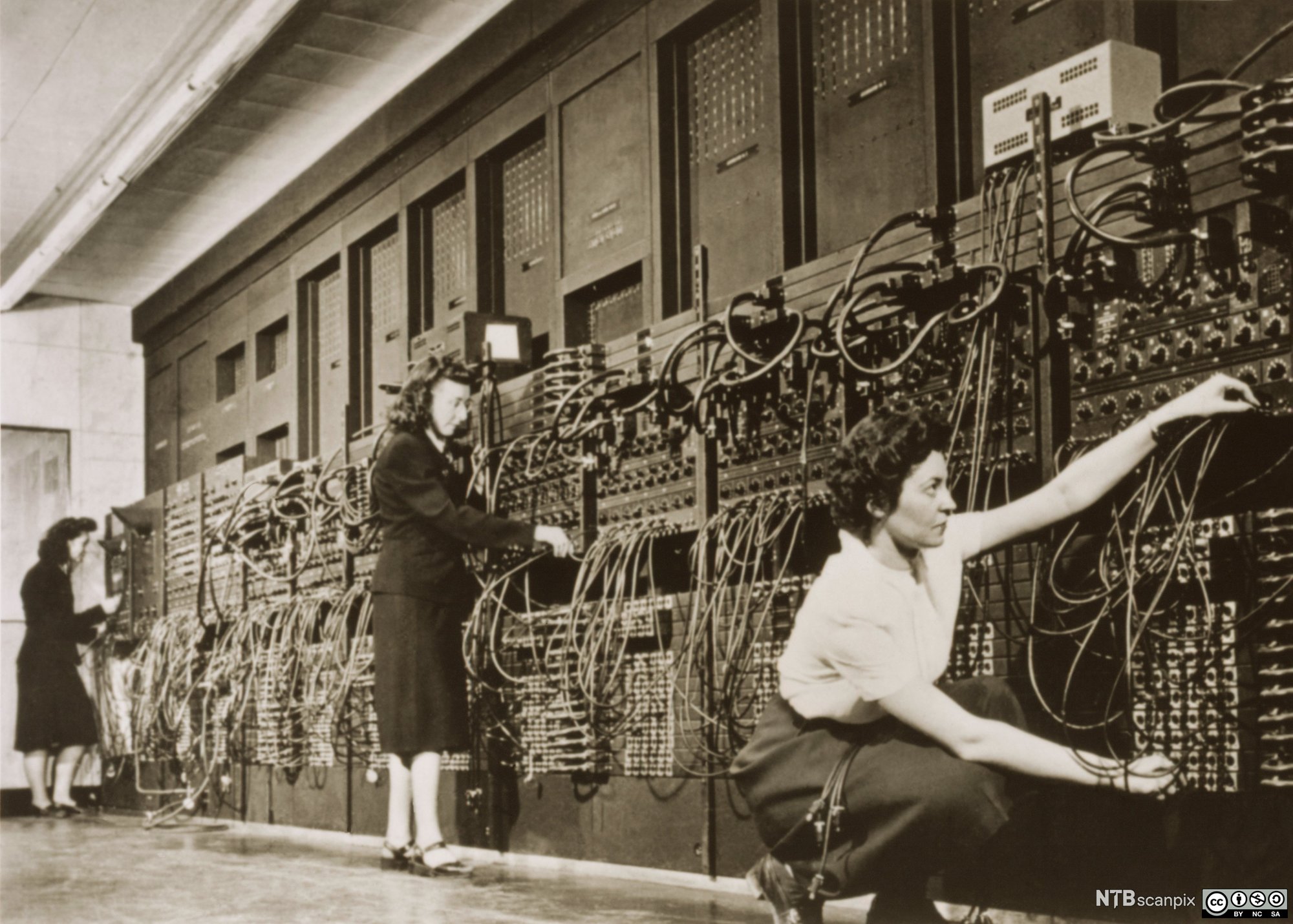 ../_images/eniac.jpg